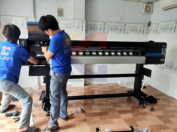Cao Khoa lắp đặt máy in decal CK JET-1700 khổ 1m7 cho Anh Khách ở Thủ Đức