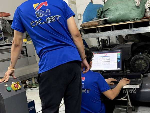 Cao Khoa lắp máy UV 3020 nằm ngủ 20 năm lên làm việc kiếm lúa giá tốt