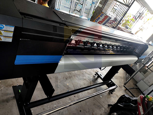 Mua máy in bạt decal quảng cáo khổ lớn gồm chi phí đầu tư ban đầu nào?