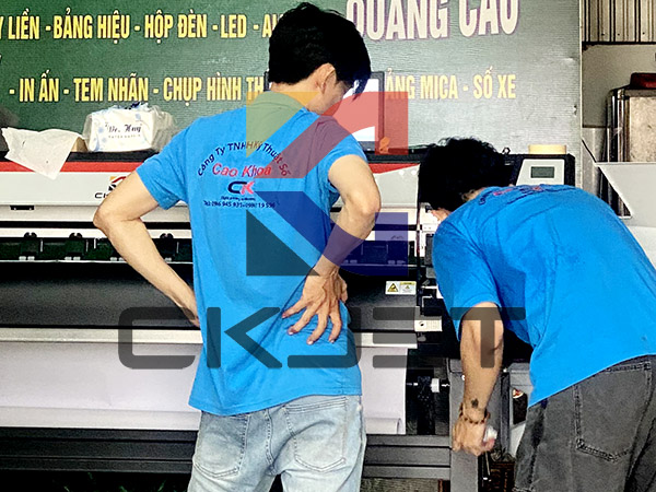 Cao Khoa ngâm đầu phun máy in Epson để làm sạch vết bẩn cứng đầu