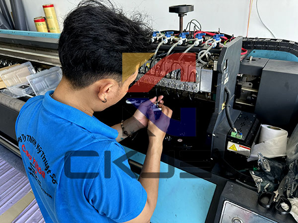 In áo thể thao bóng đá decal chuyển nhiệt có đặc điểm nổi bật nào?