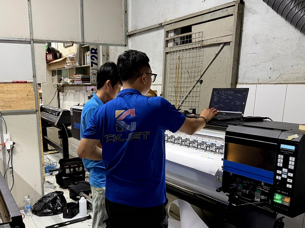 Máy in chuyển nhiệt trên vải khổ lớn trong ngành công nghiệp in ấn 7687