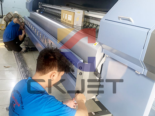 Máy in decal tem xe chống nước, chống trầy xước và dán lên xe dễ dàng